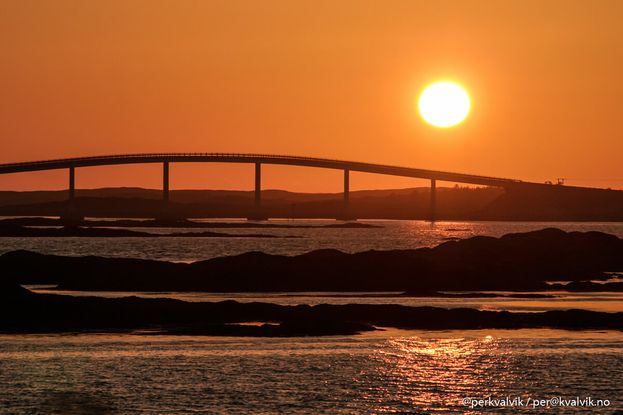 Solnedgang på smøla med hav, bro og skjær