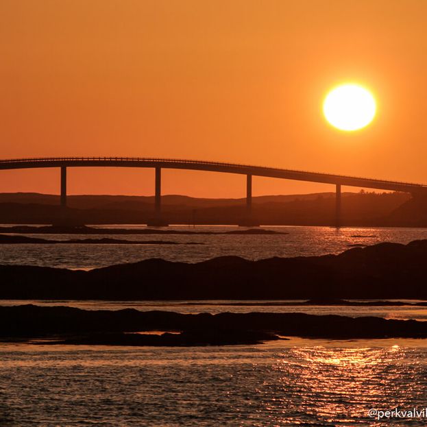 Solnedgang på smøla med hav, bro og skjær